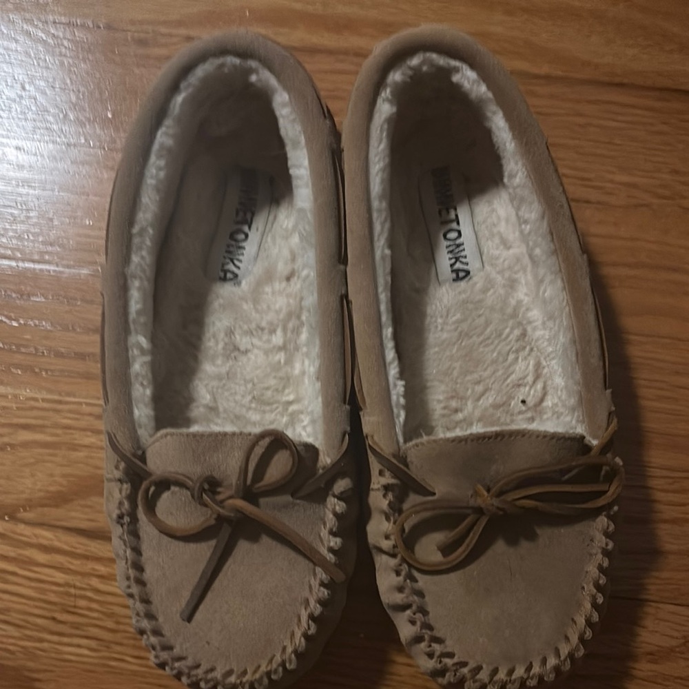 Minnetonka Tan Moccasins with Plush Lining and Slip-On Design.